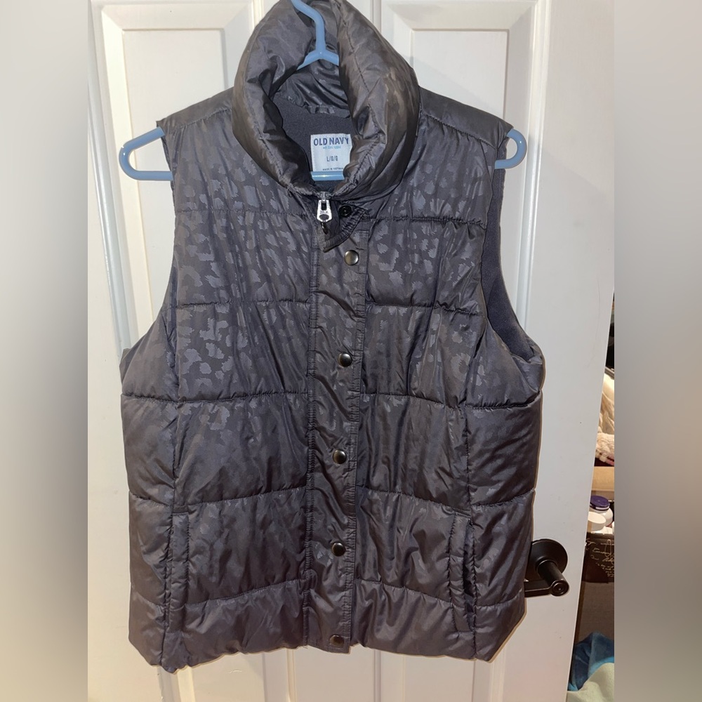 Puffy Grey patterned Old Navy sleeveless vest zippered and buttons
